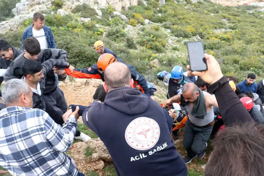 Genç Kadın Kepez'de 20 Metrelik Kayalıklardan Düştü 7